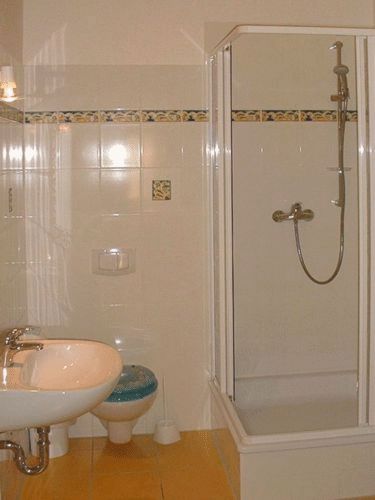 Bad mit Dusche und WC